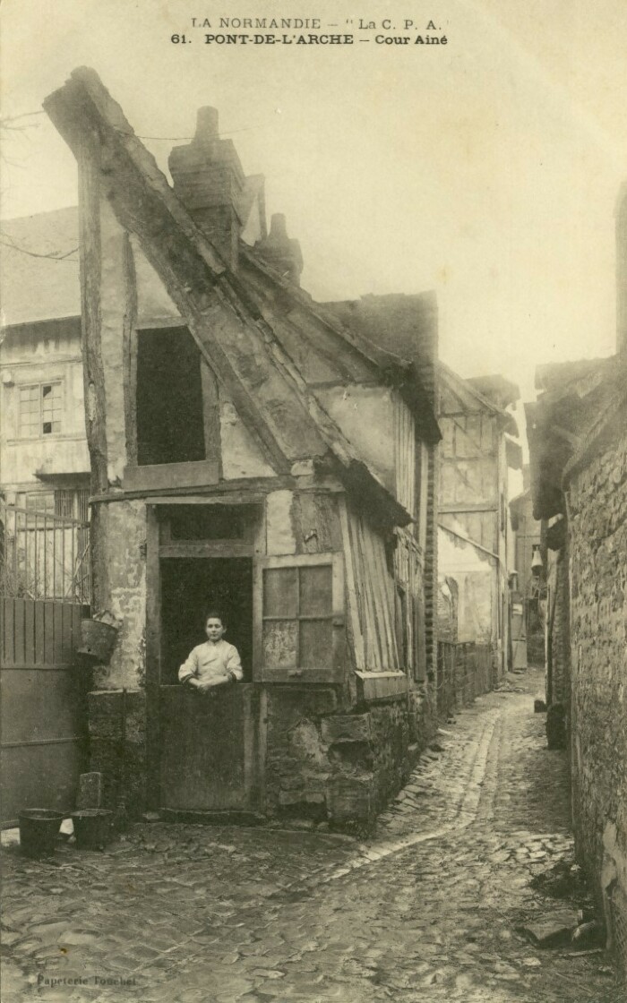 Pont-de-l'Arche - Cour Aîné