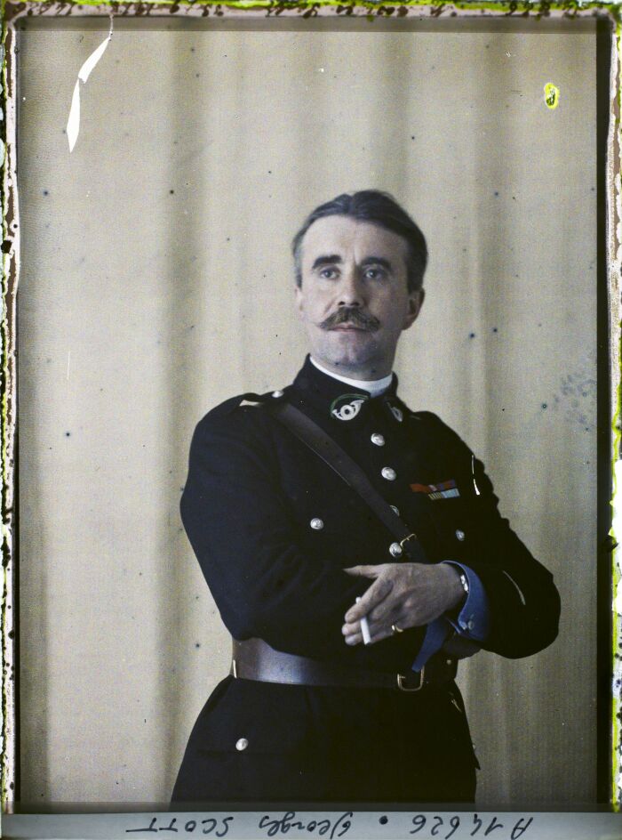 Portrait photographique en couleur de Georges Scott